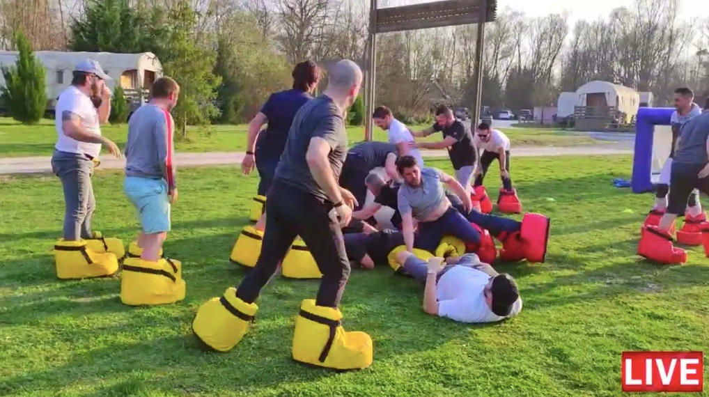 Partie de Crazy Big Foot entre adultes sur pelouse, animation team building Bouches-du-Rhône