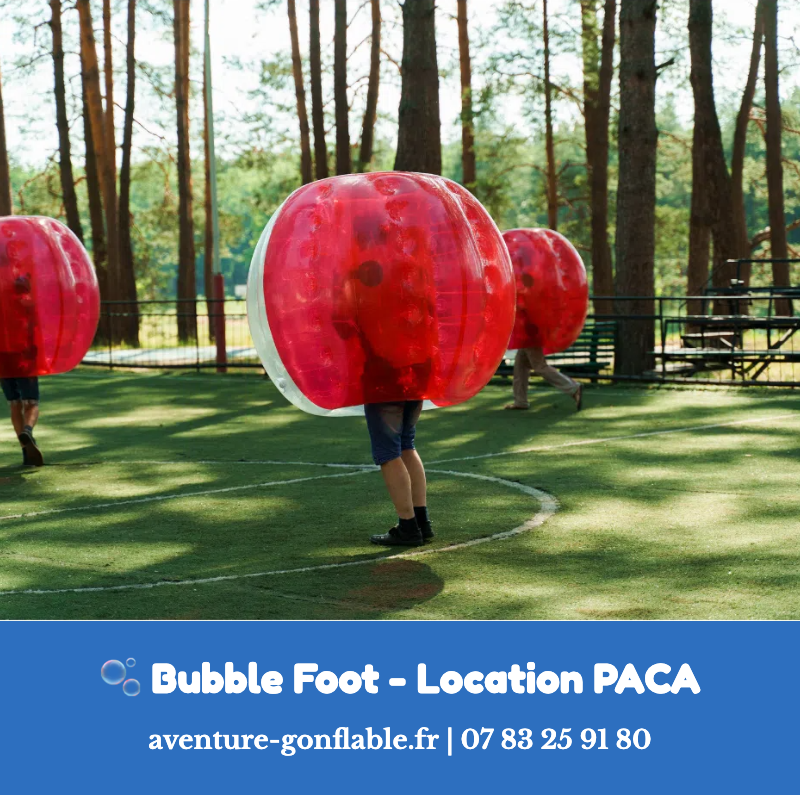 Joueurs de Bubble Foot en bulles rouges sur terrain ombragé, location Bubble Foot PACA